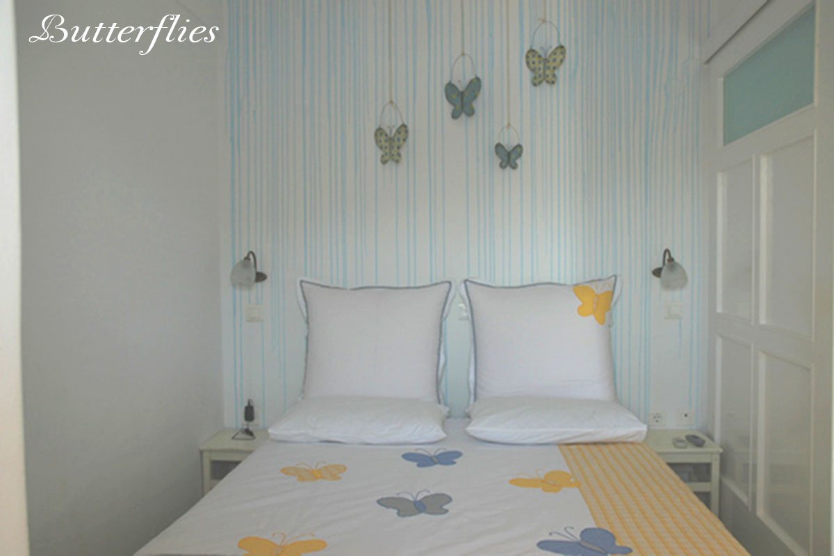 Amfitriti studios at Serifos - The room butterflies