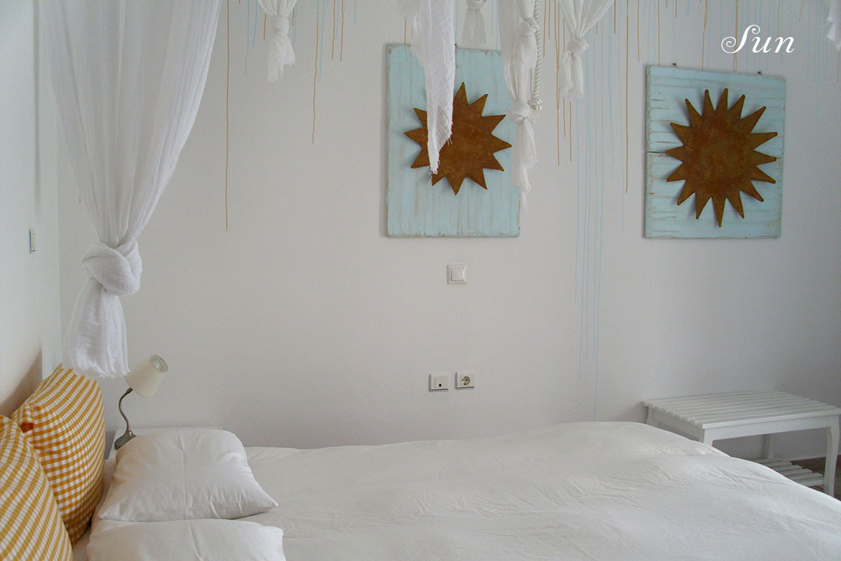 Studio in Serifos decorated with suns